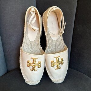 New without a box, only with dust bag